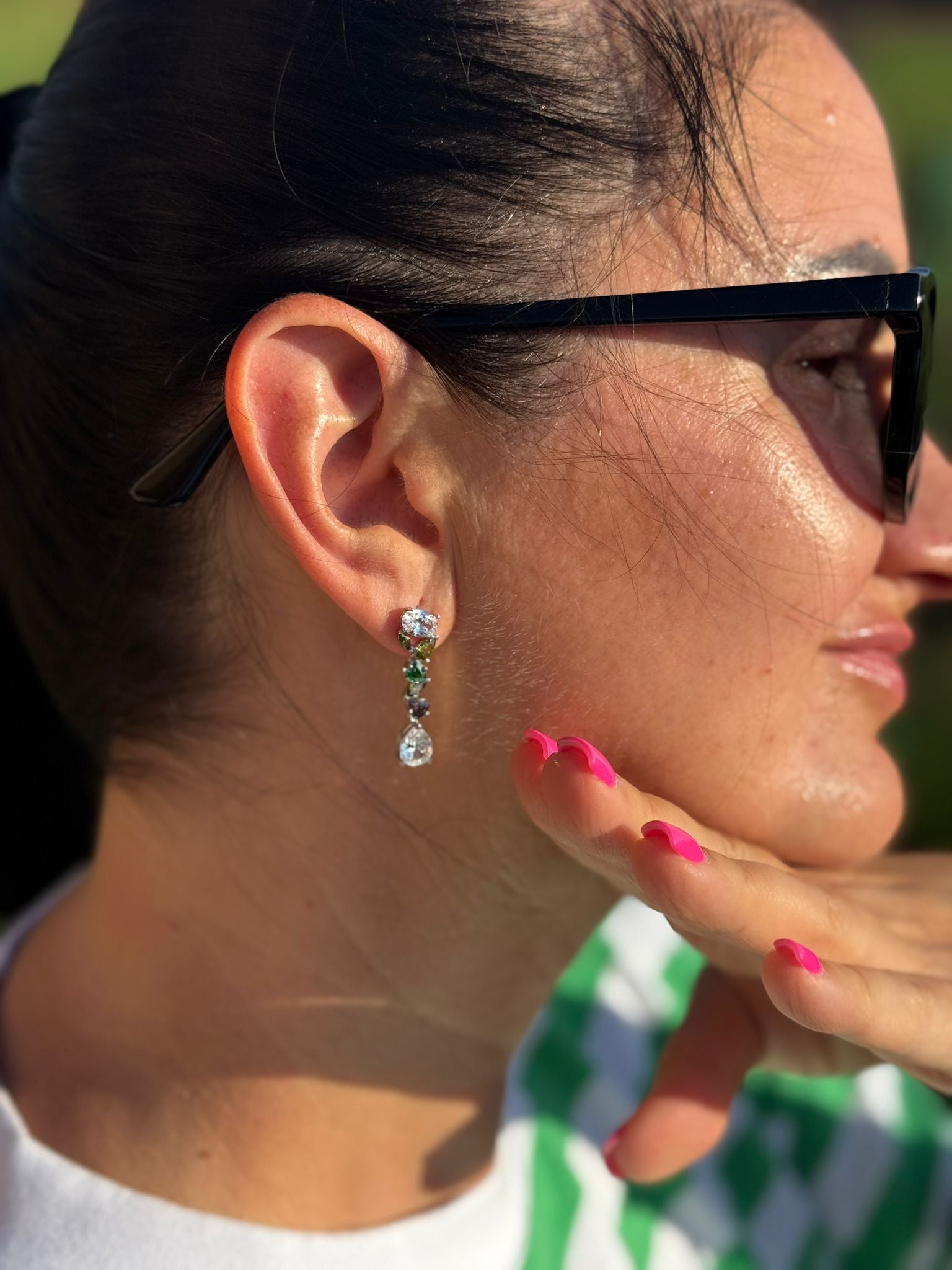 DONNA – Kolczyki z kolorowymi kamieniami i kroplą